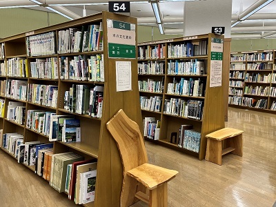 和歌山県立図書館開架　木の文化資料コーナーと市民寄贈の家具
